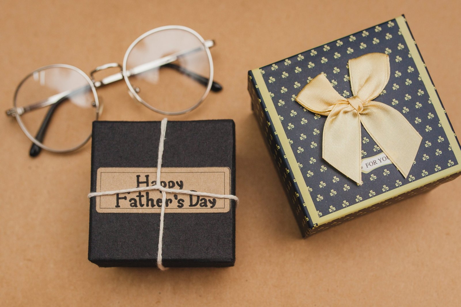 top-view-father-s-day-gifts-glasses (1)
